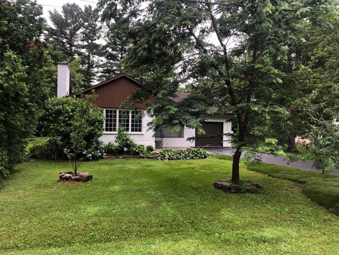 100 Devon Rue, BaieD'urfe, QC H9X 2X4 House for Rent in BaieD'urfe