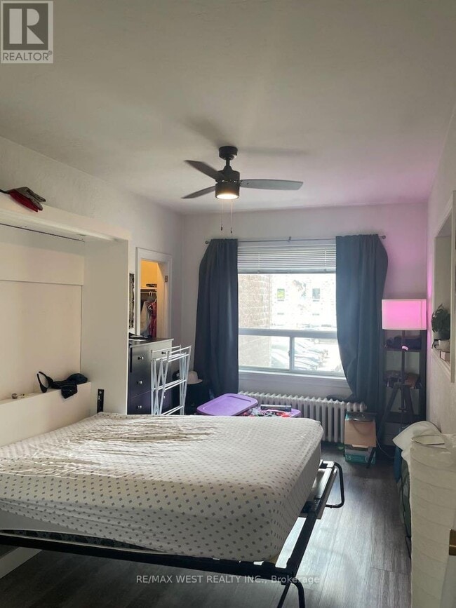 Photo du bâtiment - 4902-4902 Dundas St W
