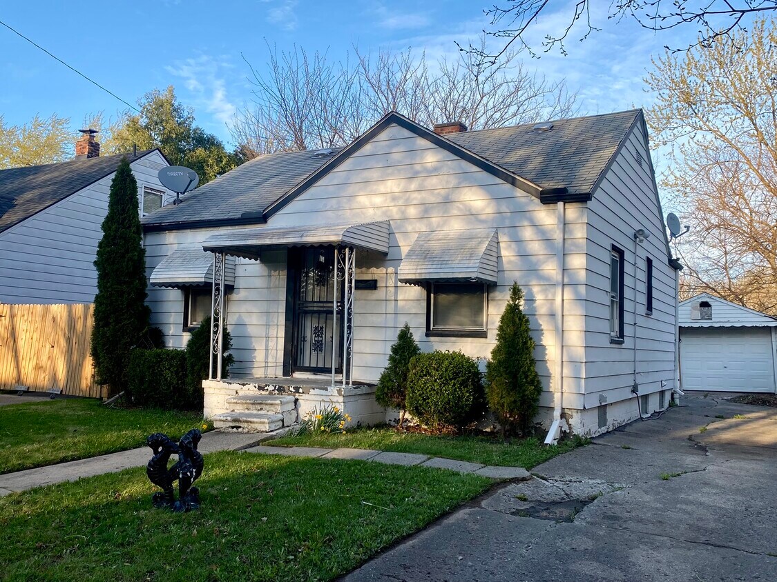 Foto principal - 19938 Bradford Ave