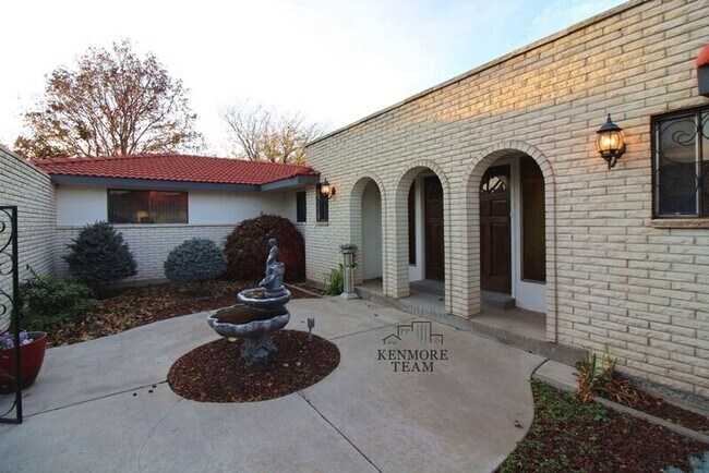 Building Photo - 905 E Eastlake Dr