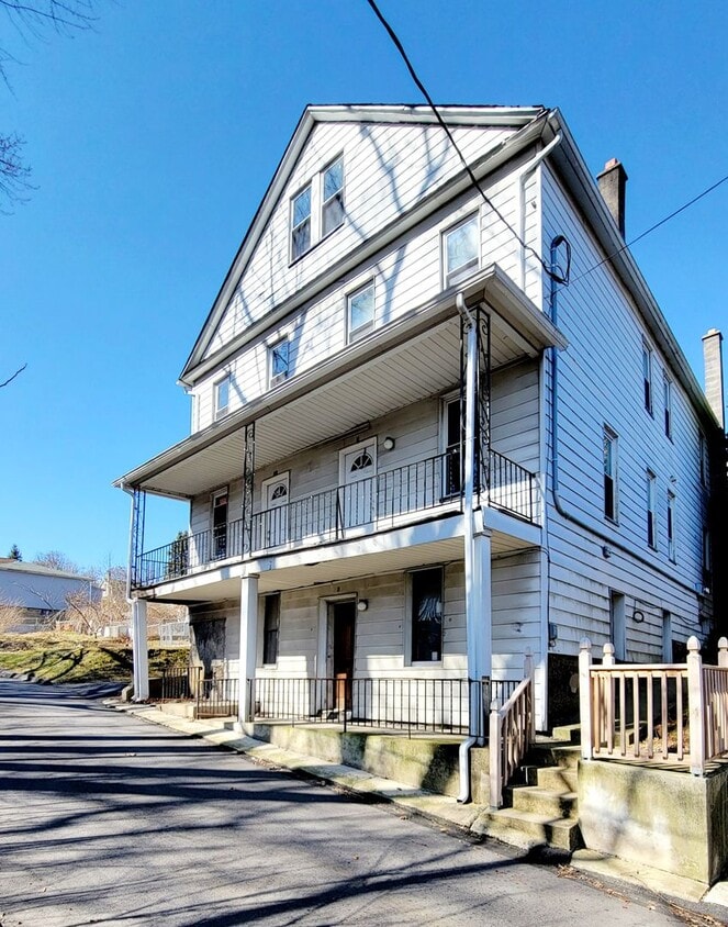 7911 Tobin Ln, Edwardsville, PA 18704 Townhome Rentals in