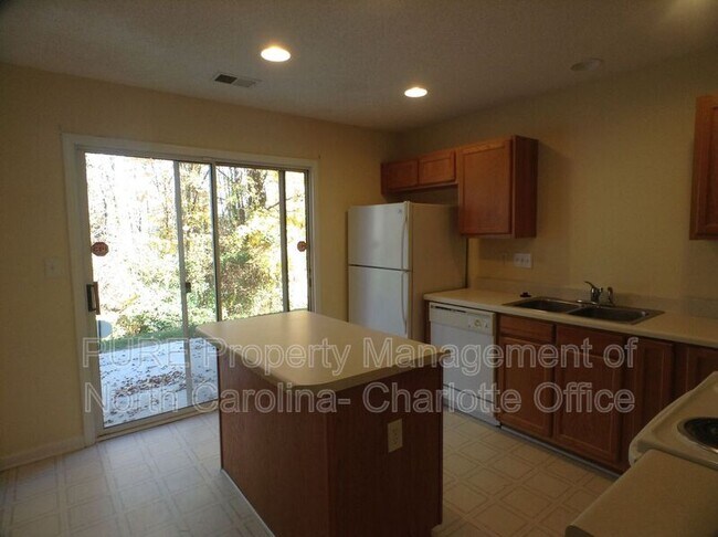 Foto del edificio - 1867 Forest Side Ln