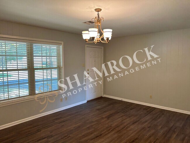 Foto del edificio - 5119 Loch Lomond Dr