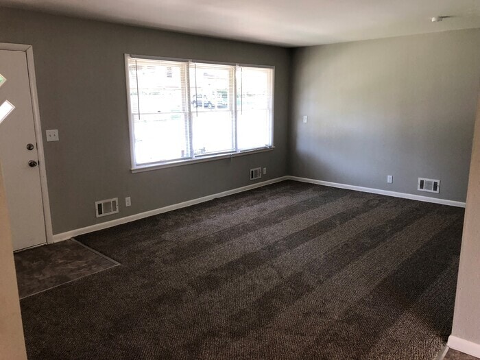 Building Photo - 3 Bed 2 Bath 2 Car Garage!