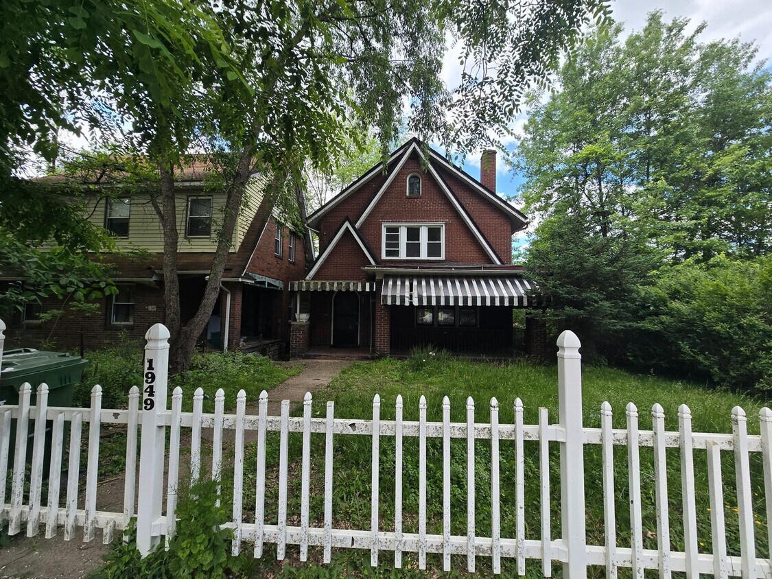 Foto principal - 3 Bedroom House with Beautiful Front Porch...