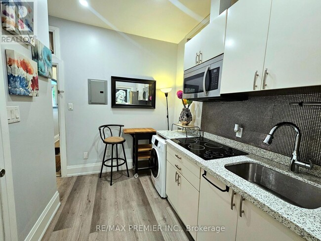 Building Photo - 454-454 Gerrard St E