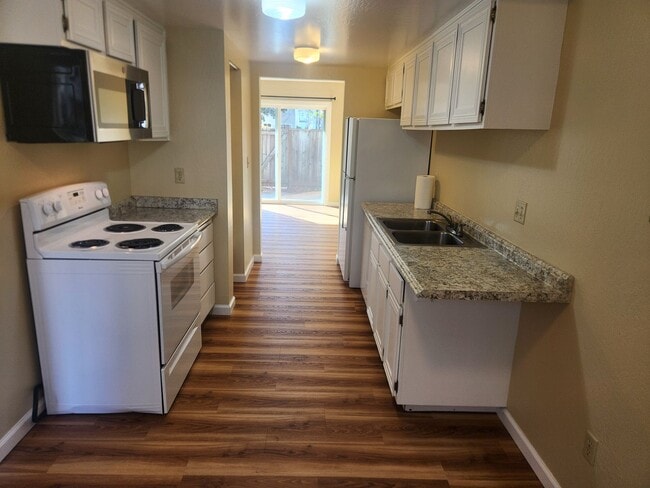 Building Photo - Nice and Bright lots of light charming two story townhouse in beautiful Bennett Valley