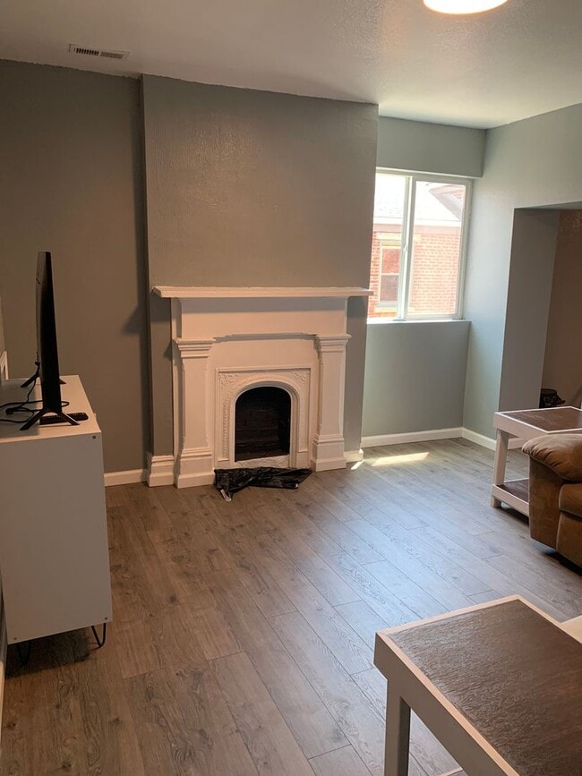 Building Photo - 903 E Carson St