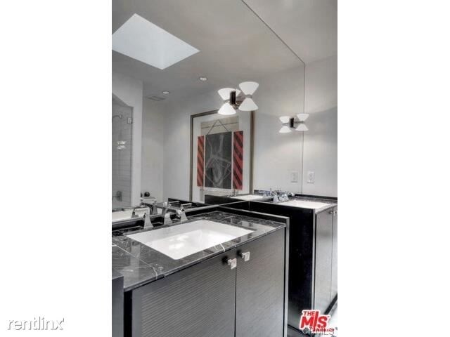Building Photo - 8712 Sunset Plaza Ter