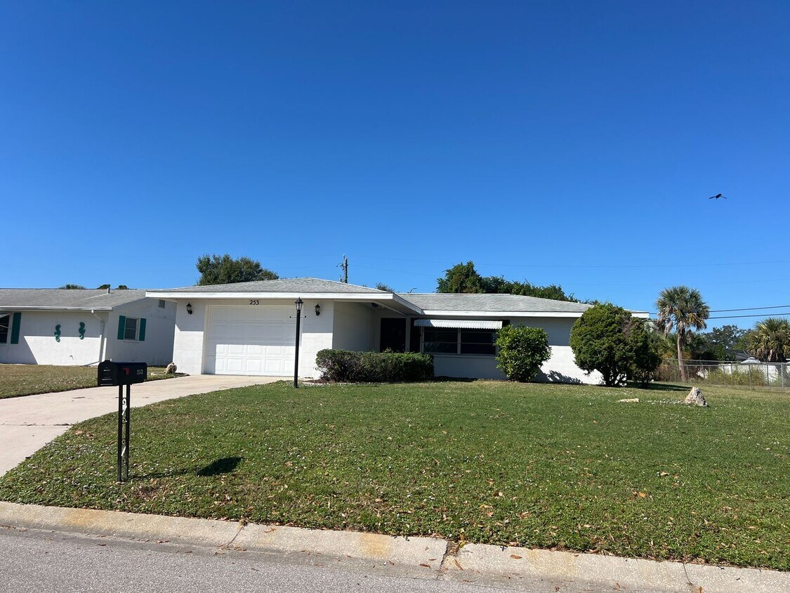 MOVE-IN READY! 2BR/2BA/1CG IN VENICE EAST - MOVE-IN READY!  2BR/2BA/1CG IN VENICE EAST