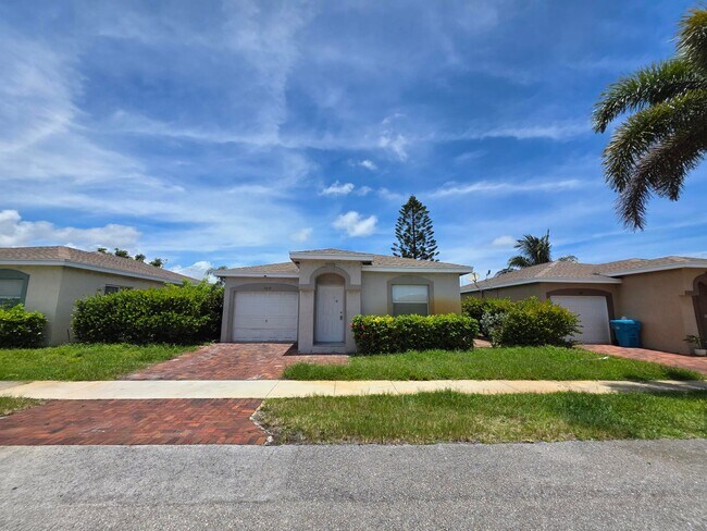 Foto del edificio - 569 E Ridge Cir N