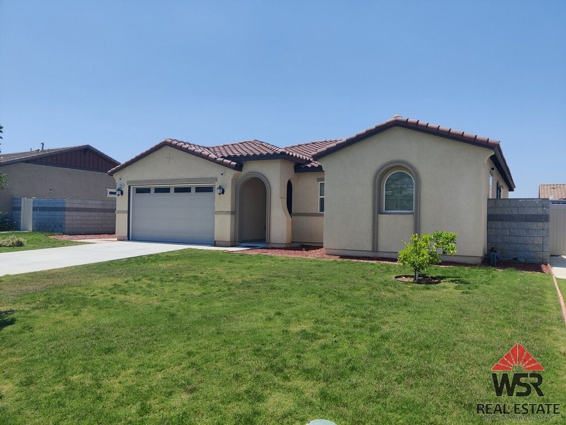 Foto principal - Large 3 Bedroom/ 2 bathroom Home with an O...