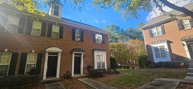 Foto del edificio - Darling 2br/2.5ba end unit townhome in Excellent Holly Springs community, available Now!