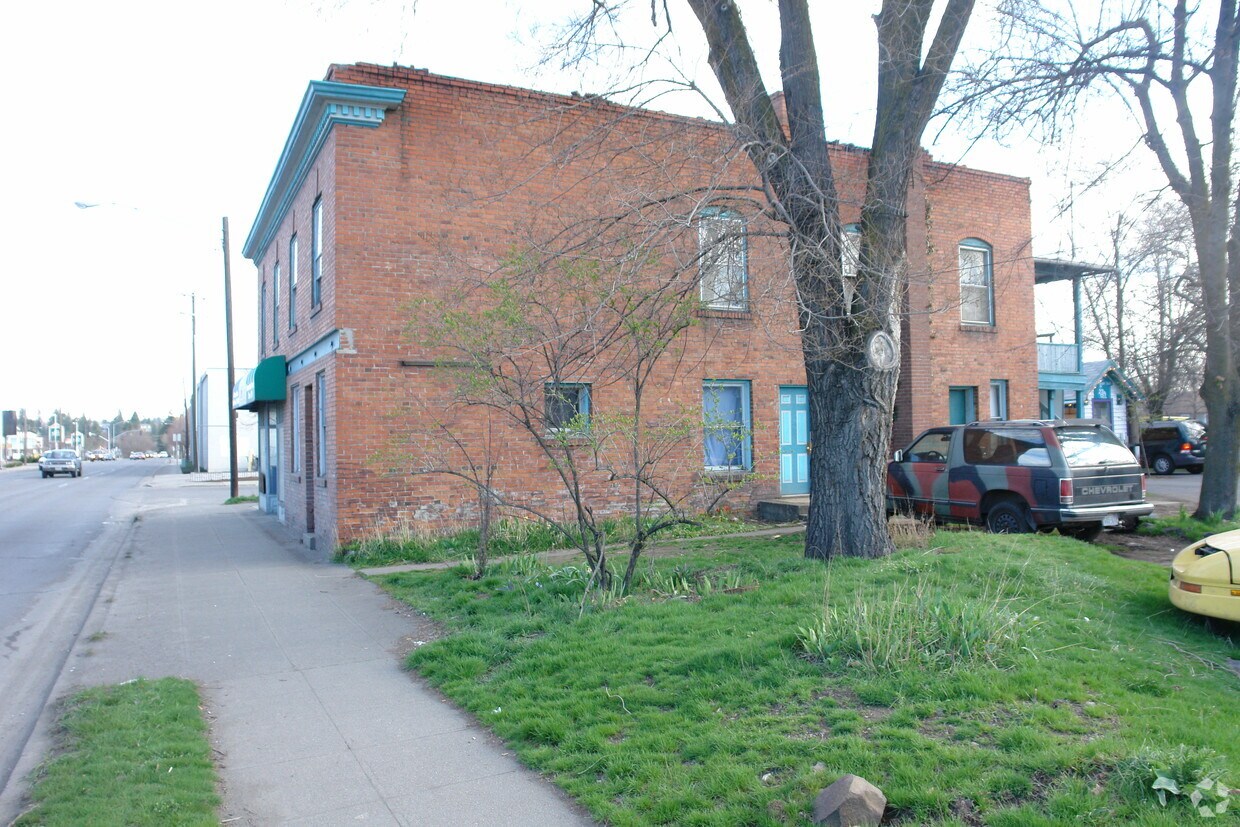 Building Photo - 2124 N Ash St