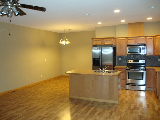 Building Photo - 503