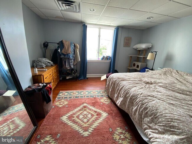 Foto del edificio - 458 E Girard Ave