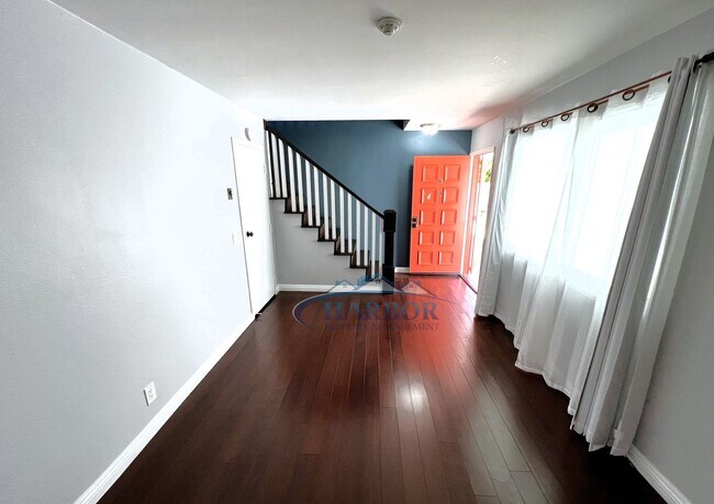 Foto del edificio - Charming 2-Bed 2-Bath with Private Deck & ...