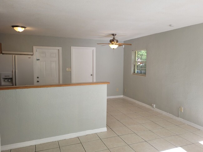 Building Photo - Live Close to It All in This Updated 3-Bed...