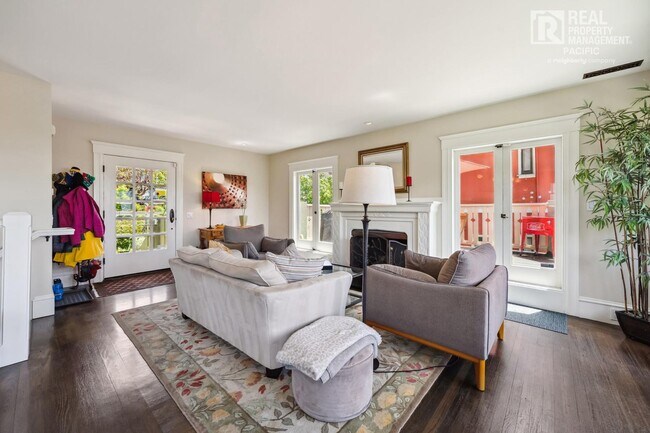 Building Photo - Elegant 4 Bedroom in Thousand Oaks
