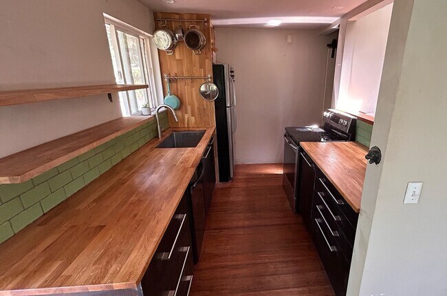Foto del edificio - Charming Three Bedroom Home