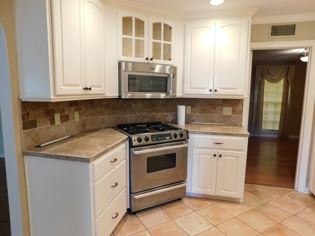 Building Photo - 212 Davors Dr