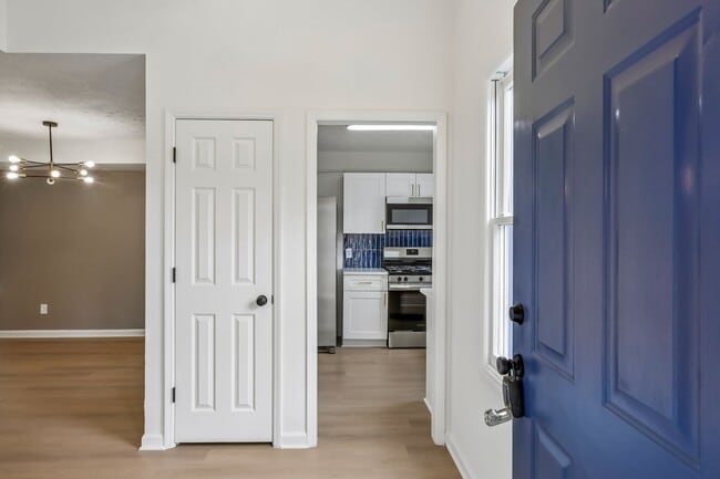 Building Photo - Bright and Gorgeous - Updated 3BR/2BA Townhome!