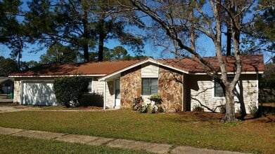 Building Photo - 841 Meadow Ln