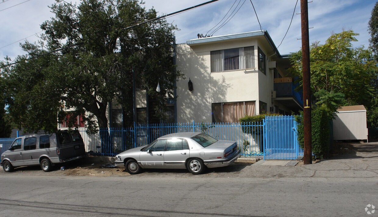 Foto del edificio - 9949 Pinewood Ave
