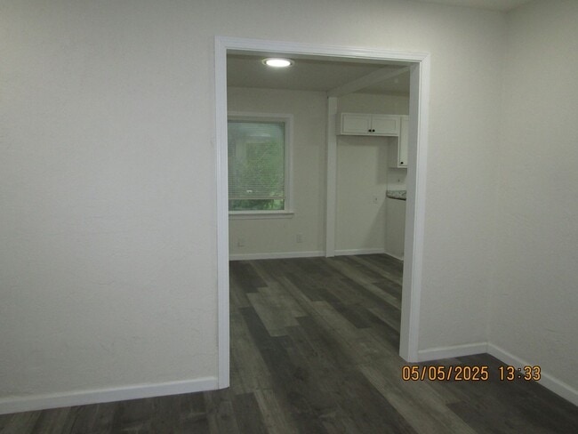Building Photo - Great Home Located in the Lawton Heights A...