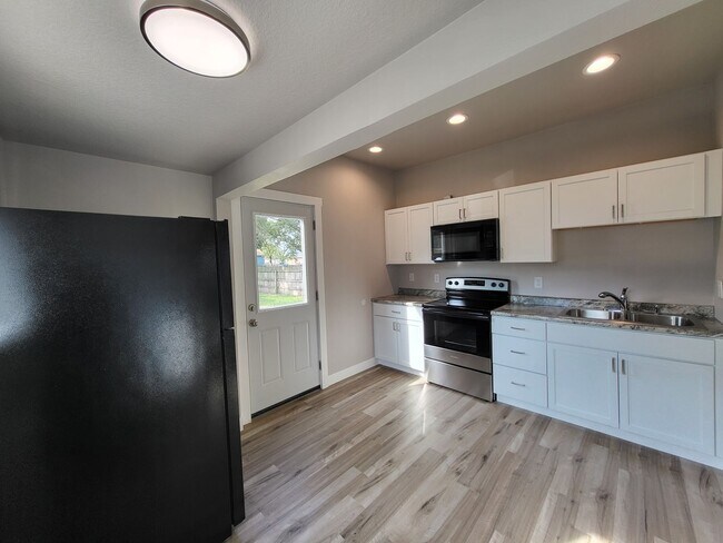 Foto del edificio - Beautifully renovated East side home with ...