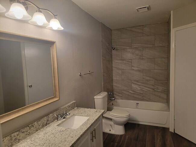 El nuevo baño principal tiene sus armarios. - 4122 Alaskian Sunrise