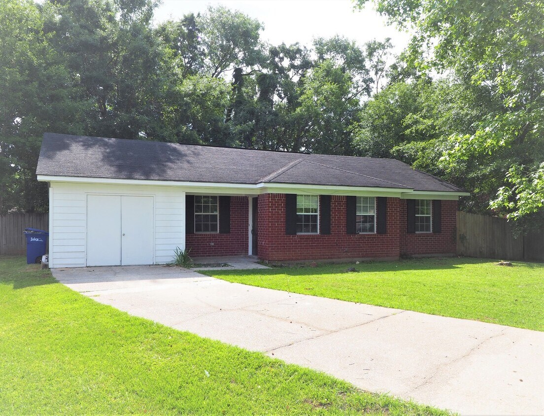 Primary Photo - Four Bedroom House in Foley!