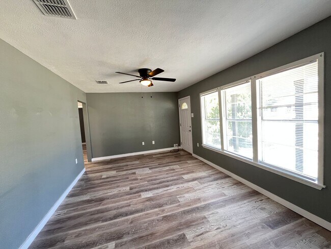 Building Photo - 3 BEDROOM 2 BATH WITH BACK APARTMENT