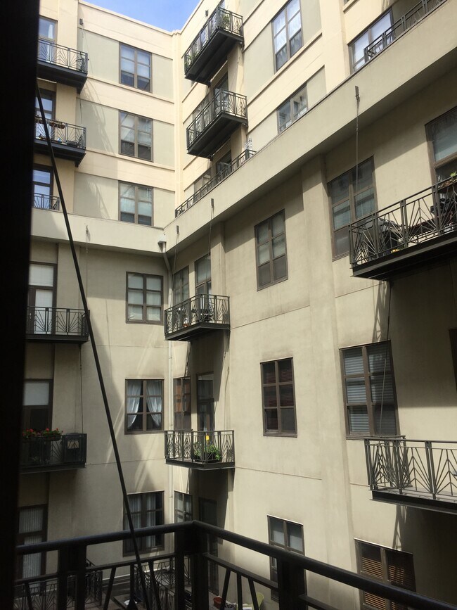 758 N Larrabee St Unit 431, Chicago, IL 60654 Condo for Rent in Chicago, IL