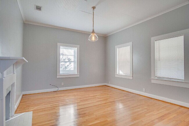 Foto del edificio - Charming 2-Bedroom Cottage Near Downtown P...