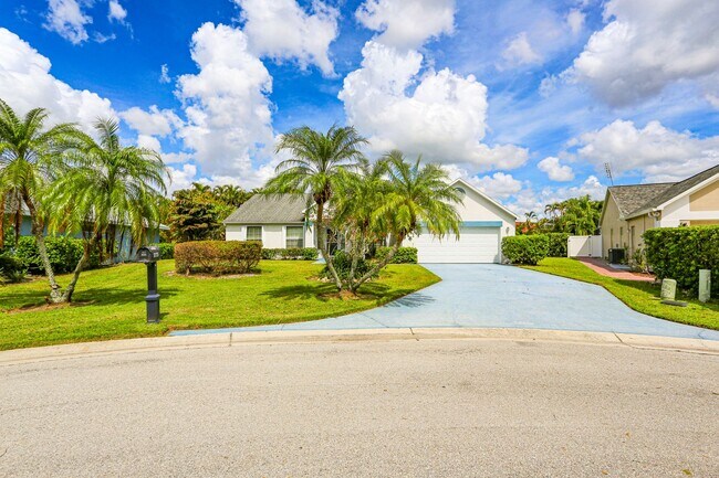 Building Photo - ***POOL HOME***GREAT LOCATION***QUIET FAMI...