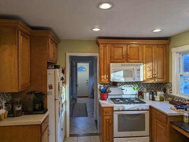 Building Photo - Spacious 3 Bedroom 1.5 Bath