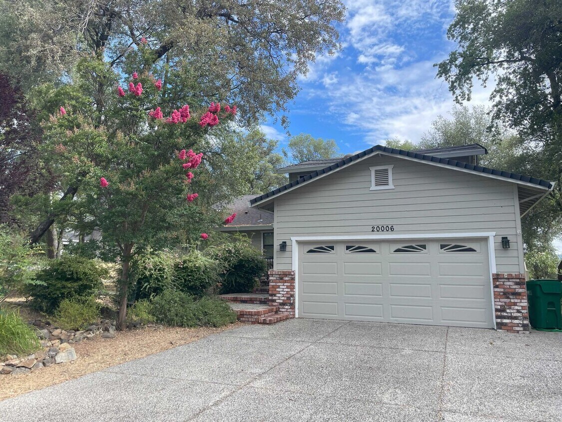 Foto principal - Lake view 3 bedroom, 3 bath plus office in...