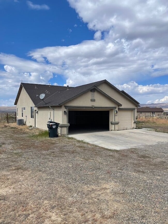 Building Photo - Newer Home