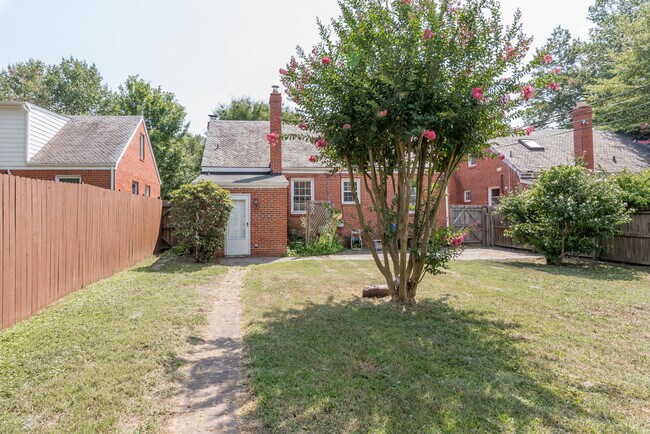 Foto del edificio - 3710 Cary Street Rd