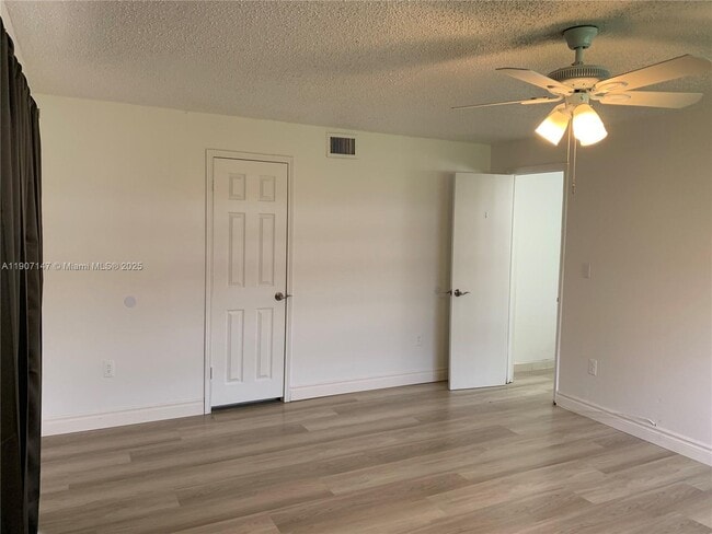 Foto del edificio - 10040 SW 198th St