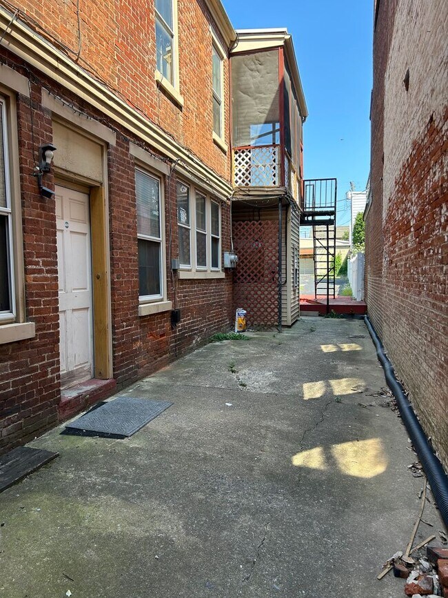 Foto del edificio - 475 W Market St