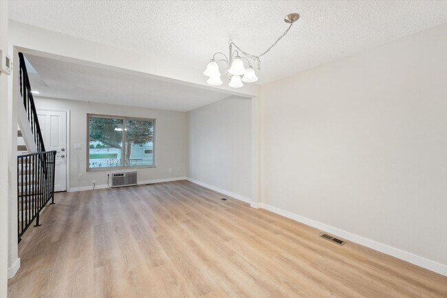 Foto del edificio - Adorable and Spacious Golden Townhome