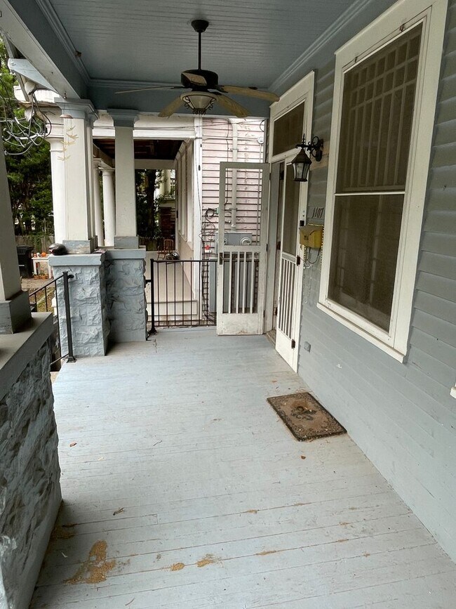 Building Photo - Huge 2BD/2.5BA Uptown, with a Yard, Central Air/Heat, and W/D in Unit