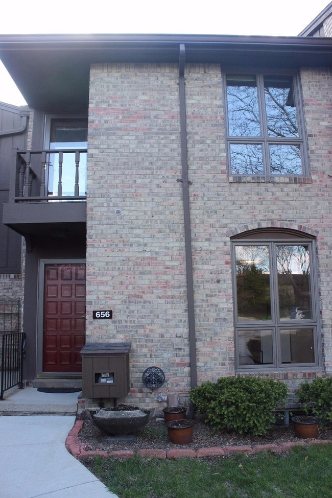 Building Photo - 656 Greenhills Dr