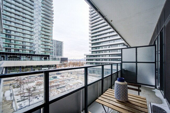 Photo du bâtiment - 2185 Lake Shore Blvd W