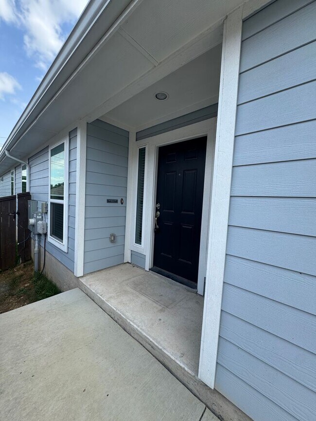 Building Photo - 2 BR/2BA | Newly Renovated Single Family Home | 1-Car Garage Parking | Fenced backyard  In Austin!