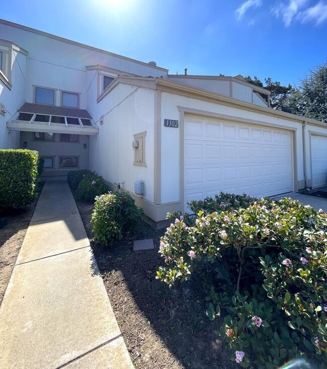 Building Photo - 1302 Linda Vista Dr