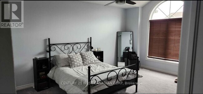 Photo du bâtiment - 3399 Castle Rock Pl