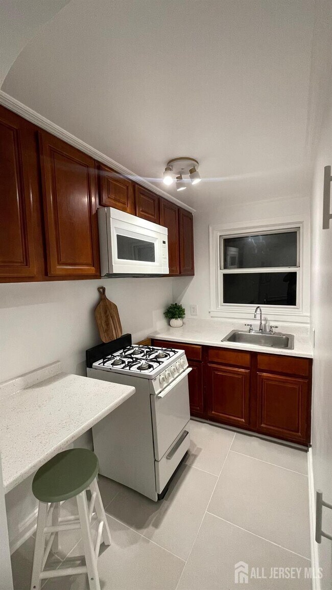 Foto del edificio - 749 Linden Ave